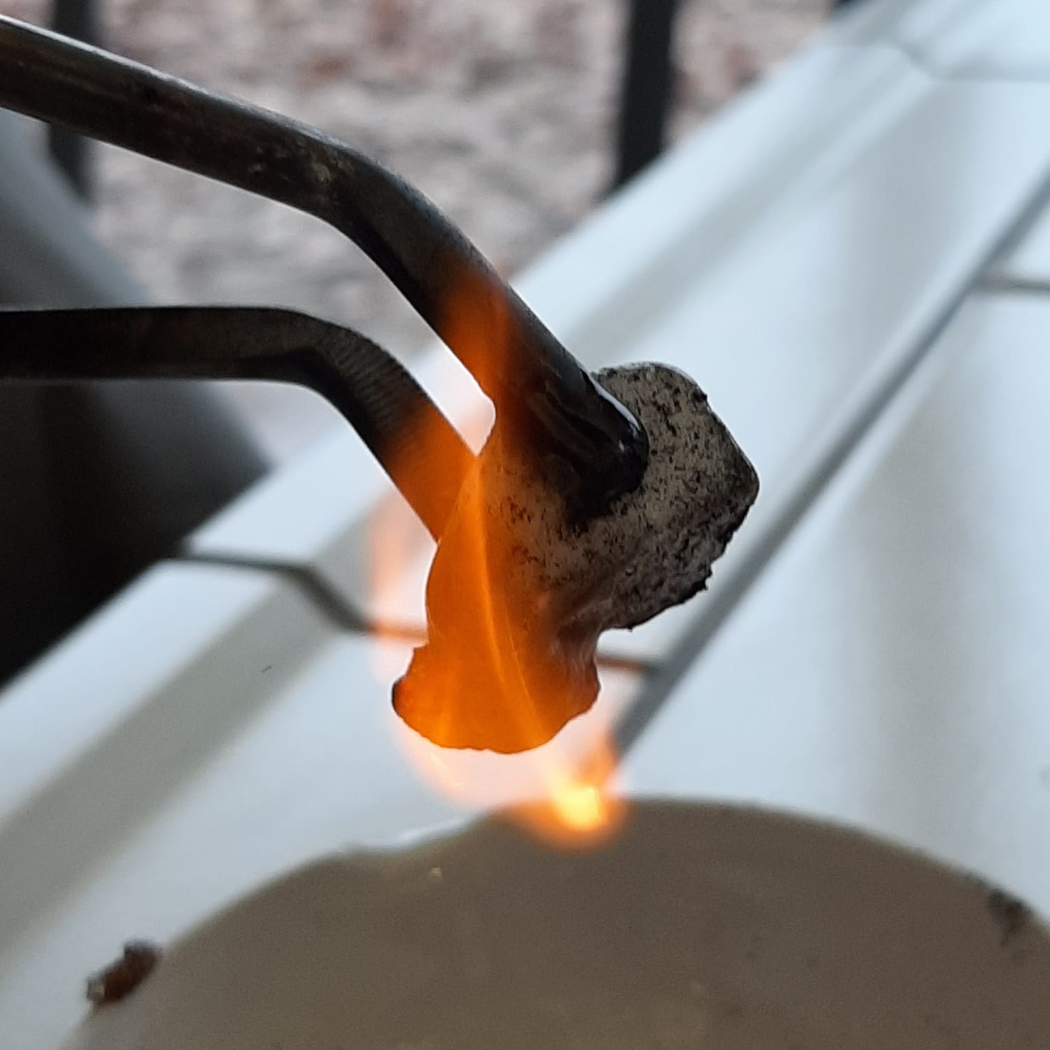 Bild aus dem Chemischen Fotokalender: Brennendes graues Objekt