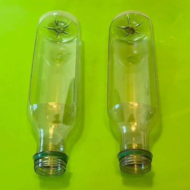 zwei Plastikflaschen mit ausgeschnittenen Teilen