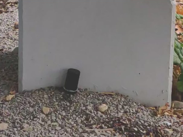 Bild aus dem Chemischen Fotokalender: Eine schwarze Filmdose steht auf dem Boden