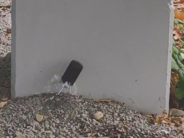 Bild aus dem Chemischen Fotokalender: Eine schwarze Filmdose, aus der am Deckel Schaum herausspritzt