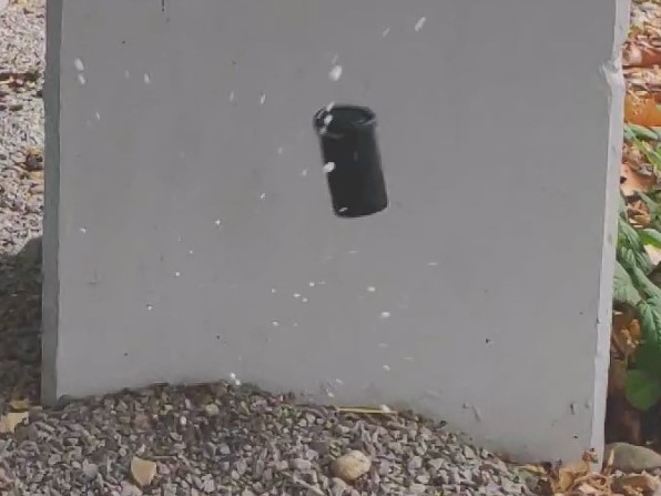 Bild aus dem Chemischen Fotokalender: Eine schwarze Filmdose, die in die Luft fliegt