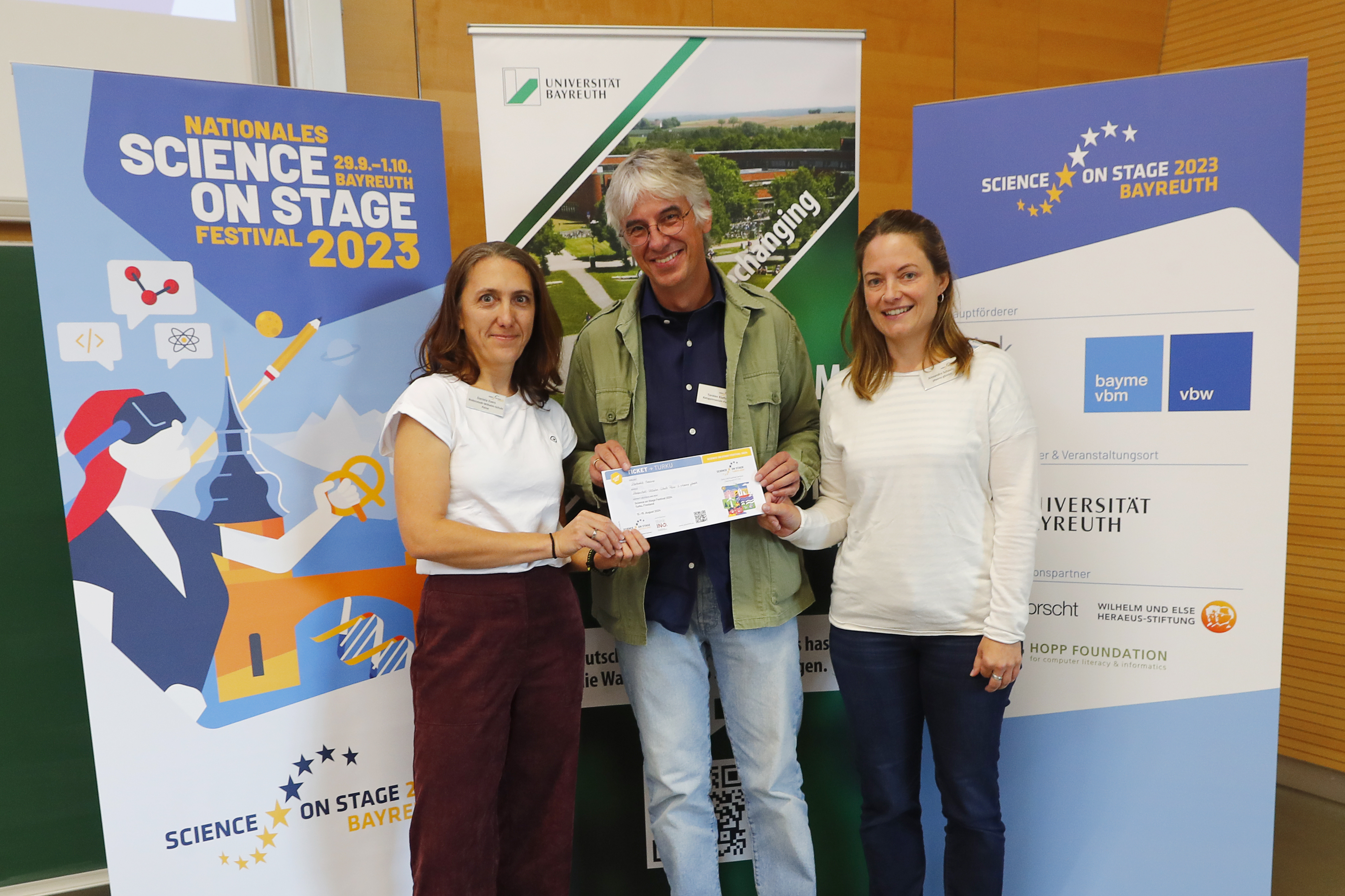 Drei Personen, Daniela Evers, Alexandra Schautz und Torsten Klaffs, halten das Ticket für die Teilnahme am Europäischen Festival in ihren Händen