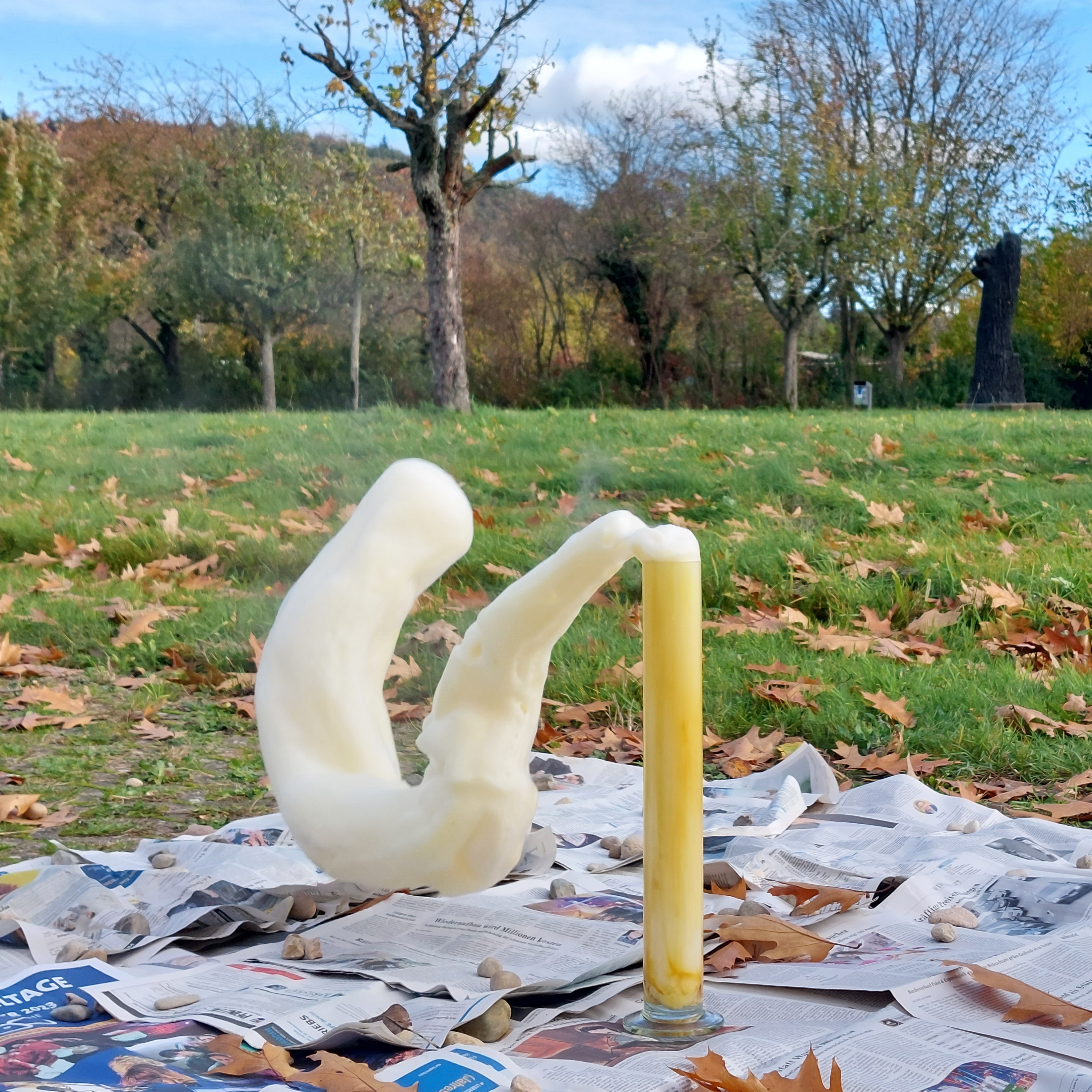 Bild aus dem Chemischen Fotokalender: Schaum tritt aus einem Gefäß aus