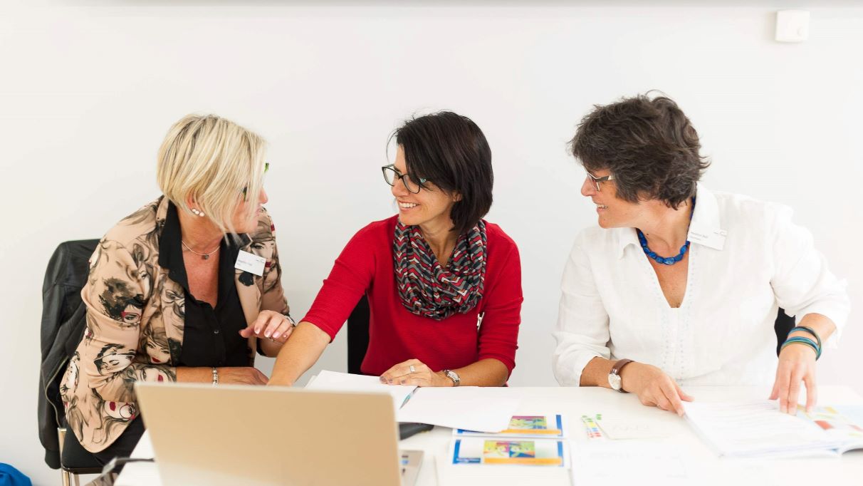 Drei Frauen sprechen miteinander