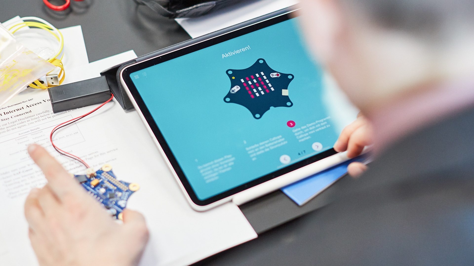 Ein Mann programmiert mit Calliope 