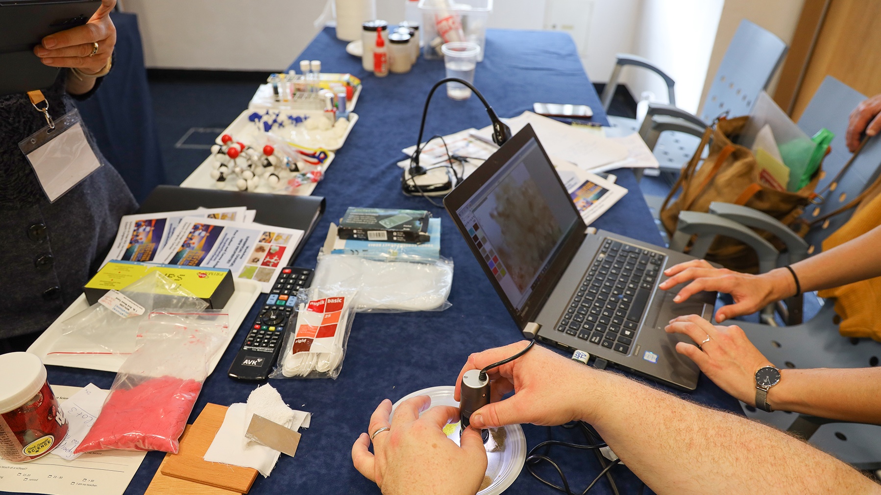 Hände, die etwas an einem Laptop einstellen 