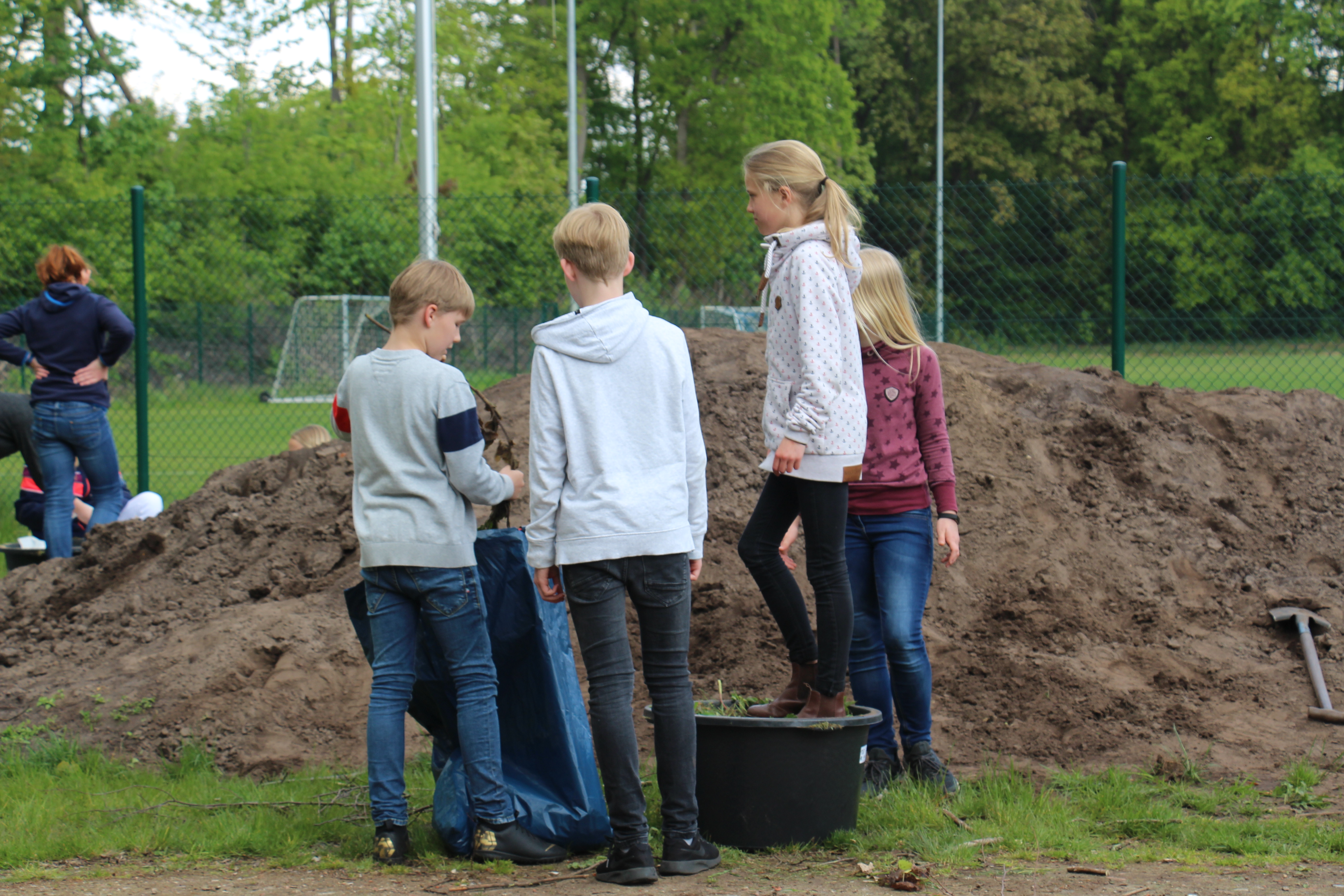 Kinder befüllen die Testgefäße