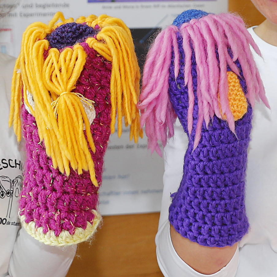 Zwei gehäkelte Handpuppen, die Seeanemonen darstellen