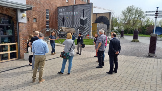 Qualifizierungsangebot in Jena: Lehrkräfte stehen draußen im Stationenpark der Imaginata bei einer Führung