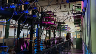 Qualifizierungsangebot in Jena: Alte technische Geräte in der Imaginata, die in einem ehemaligen Umspannwerk ist