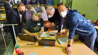 Qualifizierungsangebot in Jena: Lehrkräfte experimentieren beim Workshop "Click your Circuit"