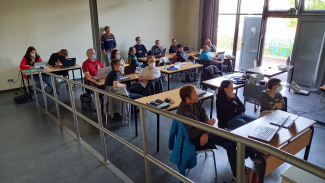 Qualifizierungsangebot in Jena: Lehrkräfte sitzen mit Laptops im Workshop "Real - Digital - Authentisch: Das Jemen-Chamäleon als Unterrichtsgegenstand"