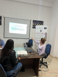 Workshopreferentinnen vor einem Monitor