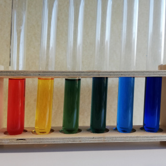 Bild aus dem Chemischen Fotokalender: Reagenzgläser mit bunter Flüssigkeit