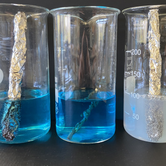 Bild aus dem Chemischen Fotokalender: Drei Bechergläser mit blauer Flüssigkeit