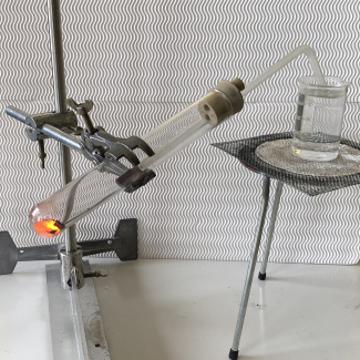 Bild aus dem Chemischen Fotokalender: Reagenzglas mit glimmendem Inhalt