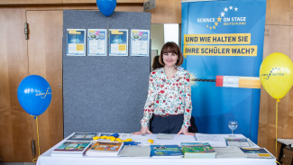 Stefanie Schlunk an einem Stand 