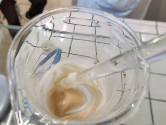 Die Haarspülung in einem Becherglas