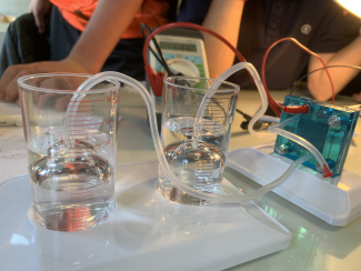 Ein Wasserstoff-Brennstoffzellen-Elektrolyseur mit einer Solarzelle wird im Schulunterricht aufgebaut.