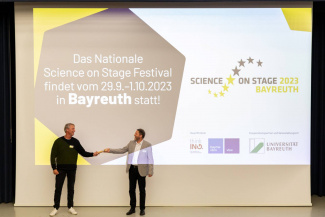 Prof. Matthias Ducci von der PH Karlsruhe übergibt den Staffel an Dr. Matthias Ehmann von der Universität Bayreuth